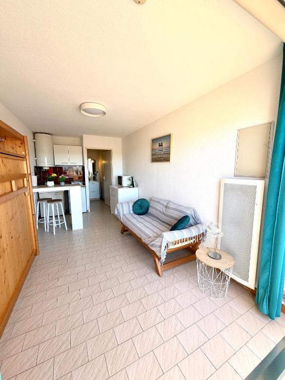 a living room with a bed and a kitchen at Studio 100m de la mer et port in Valras-Plage