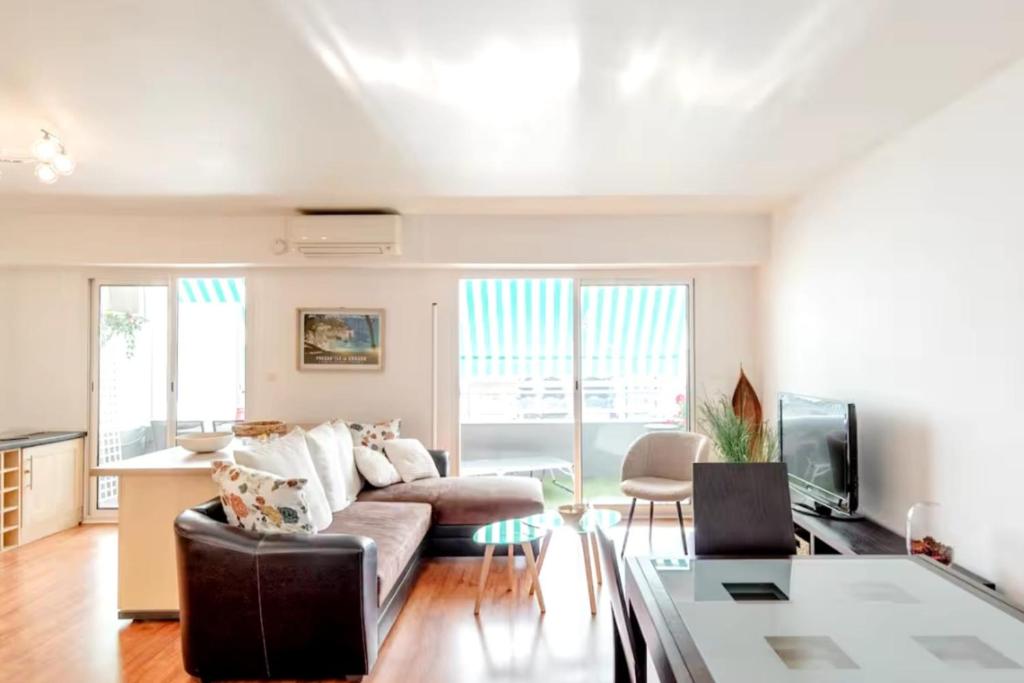 Apartment with a balcony and parking in Cannes