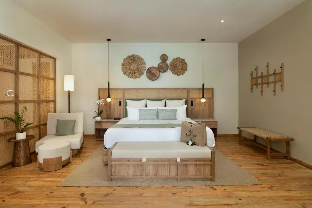 Superior King Suite with Pool View