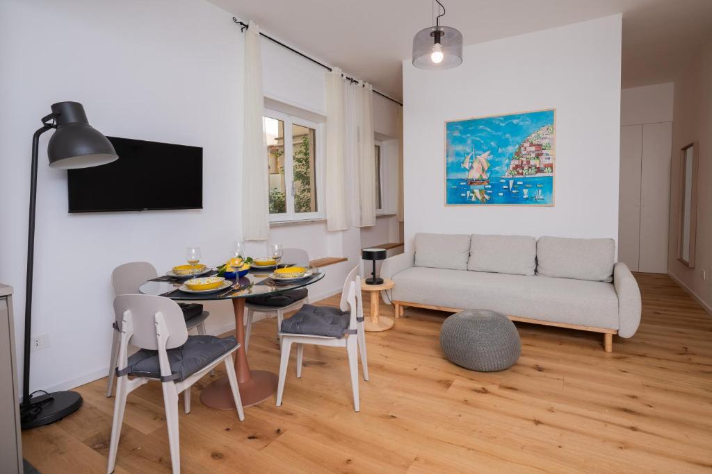 a living room with a table and a couch at Garibaldi Suite B&B in Salerno