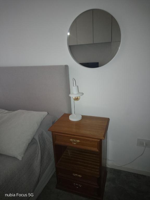 a bedroom with a bed and a table with a mirror at Monoambiente céntrico Sara in Gualeguaychú