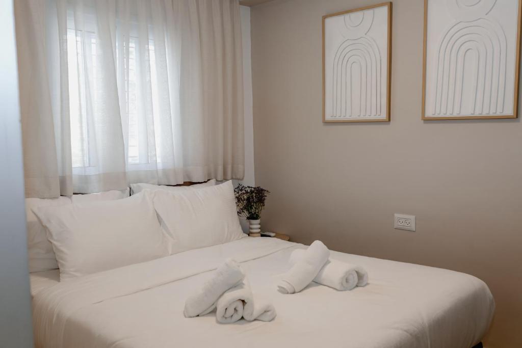 a white bed with towels on top of it at Ramon Palms in Mitzpe Ramon