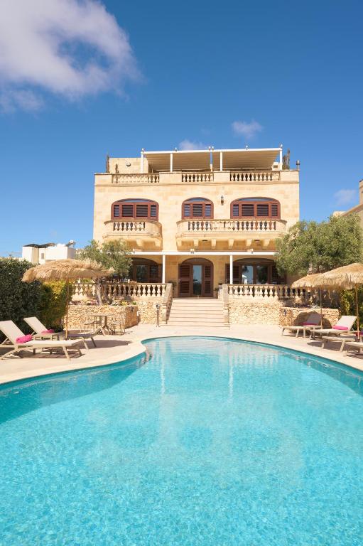 a large swimming pool in front of a building at Villa Joanna in Xagħra
