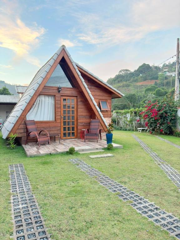 a log cabin with a thatched roof at Chalé Nina in Areias