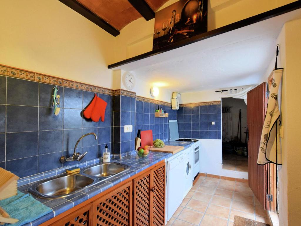 Kuchnia lub aneks kuchenny w obiekcie Holiday Home in Rute with Private Pool
