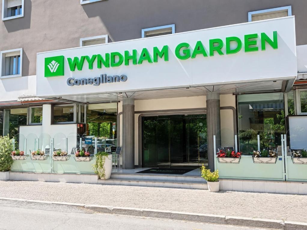 a building with a sign that reads windham garden at Wyndham Garden Conegliano in Conegliano