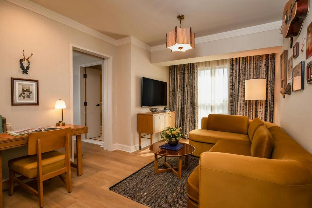 Hutton Hotel - 