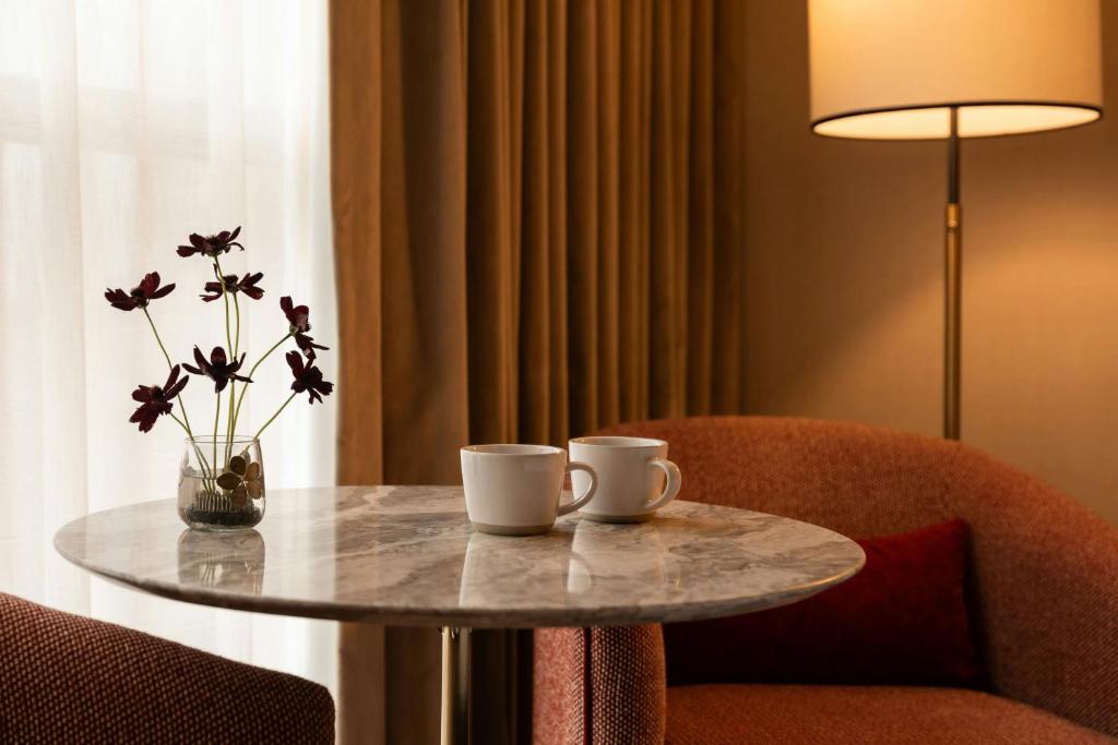 Hutton Hotel - 