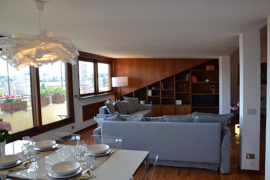 A seating area at Penthouse Cardello Colosseum