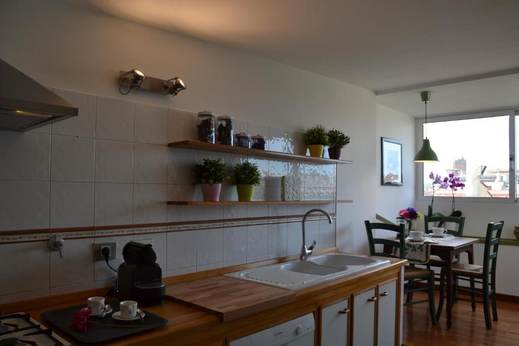 A kitchen or kitchenette at Penthouse Cardello Colosseum