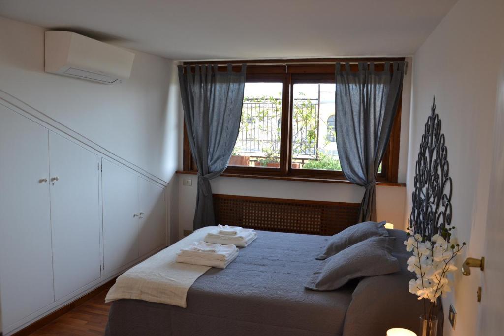 A bed or beds in a room at Penthouse Cardello Colosseum