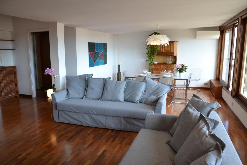 A seating area at Penthouse Cardello Colosseum