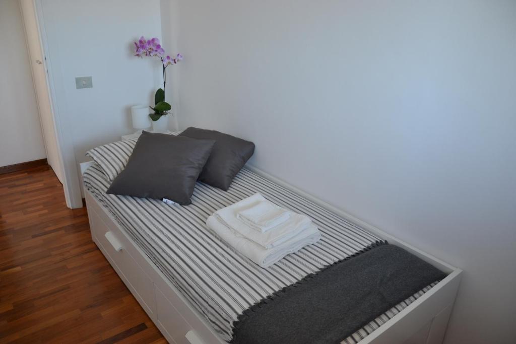 A bed or beds in a room at Penthouse Cardello Colosseum