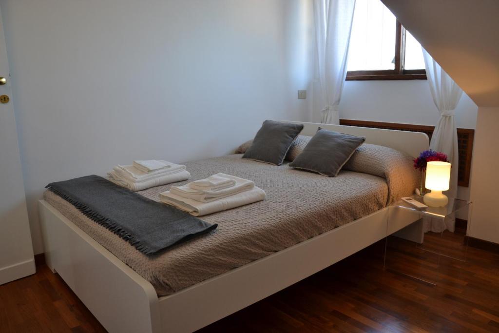 A bed or beds in a room at Penthouse Cardello Colosseum