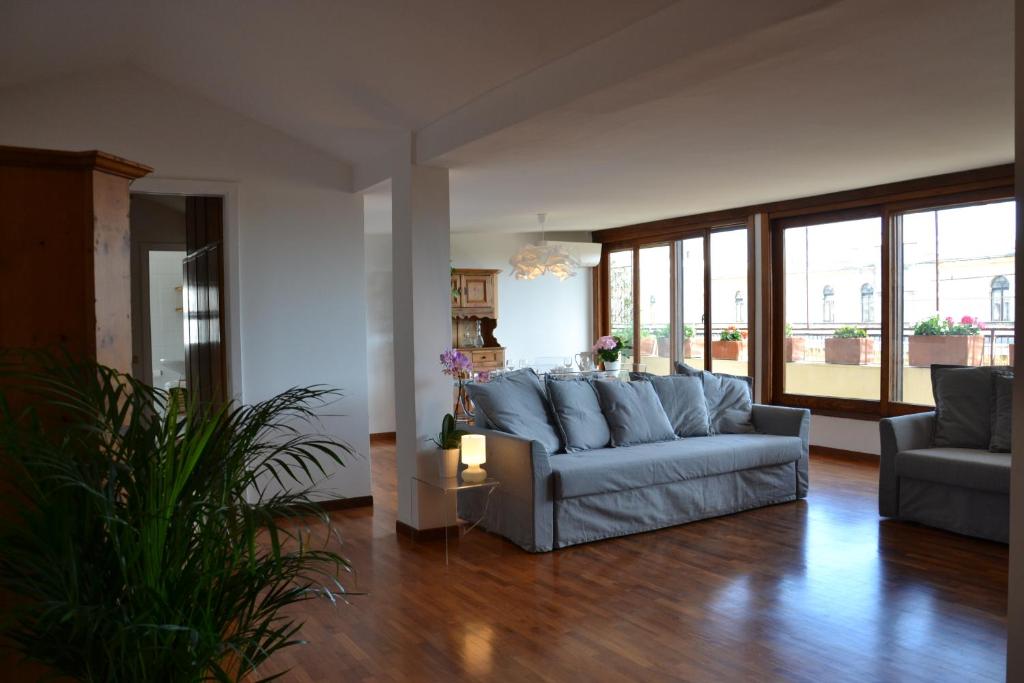 A seating area at Penthouse Cardello Colosseum
