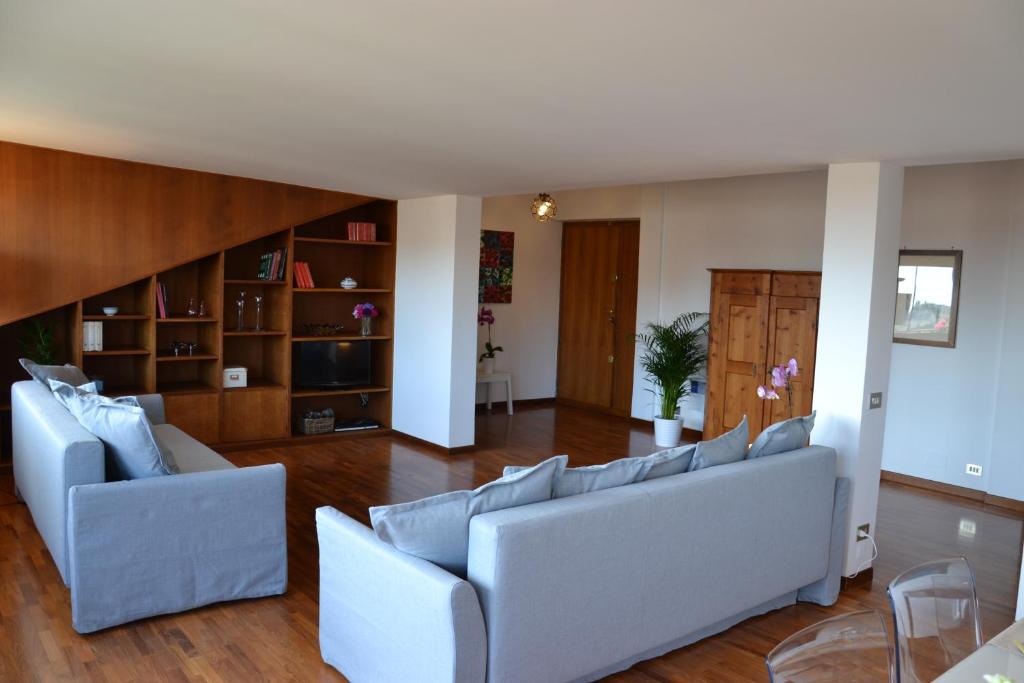 A seating area at Penthouse Cardello Colosseum