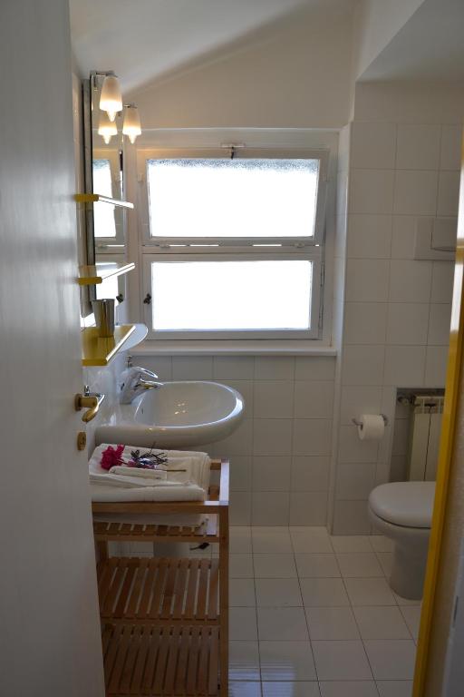 A bathroom at Penthouse Cardello Colosseum