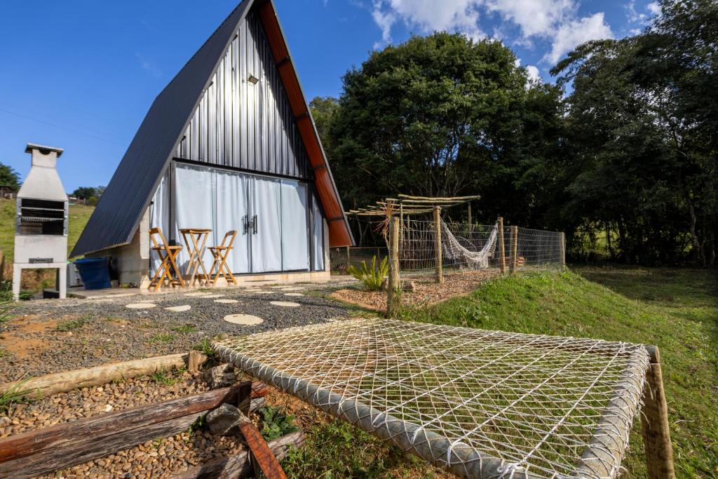 a barn with a net in front of it at Chalé Aliança in Poços de Caldas