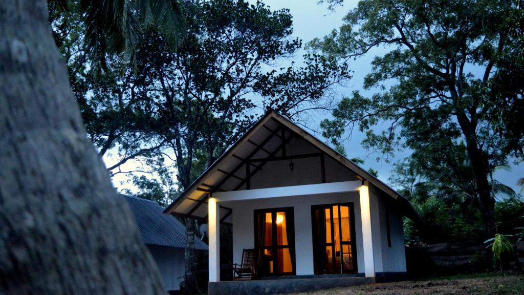 ein kleines Haus mit eingeschaltetem Licht in der Unterkunft The Countryside Udawalawe in Udawalawe