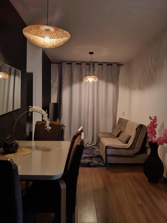 a living room with a table and a couch at Lua da Mantiqueira - Staffy House Extrema in Extrema