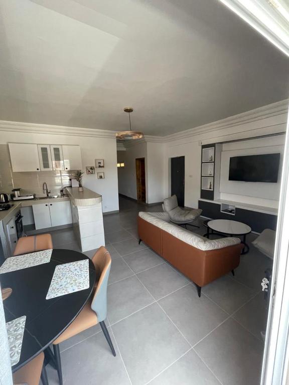 ein Wohnzimmer mit Sofa und Tisch in der Unterkunft Cité Soleil in Dakar