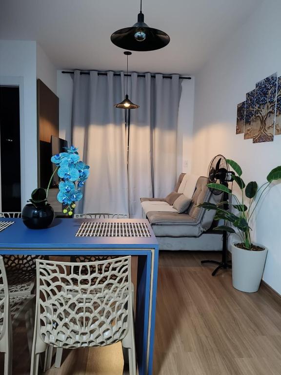 a living room with a blue table and a couch at Blue da Mantiqueira - Staffy House Extrema in Extrema