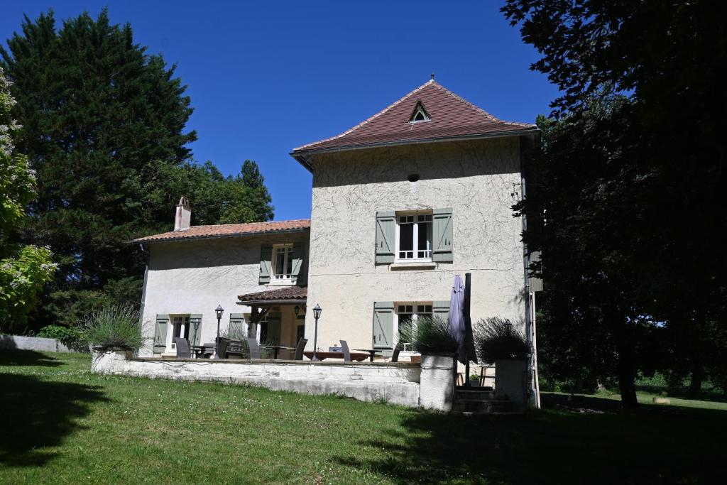 a large white house with a roof at Chambre d'Hôtes Le Moulin Bertrand in Saint-Martin-de-Ribérac