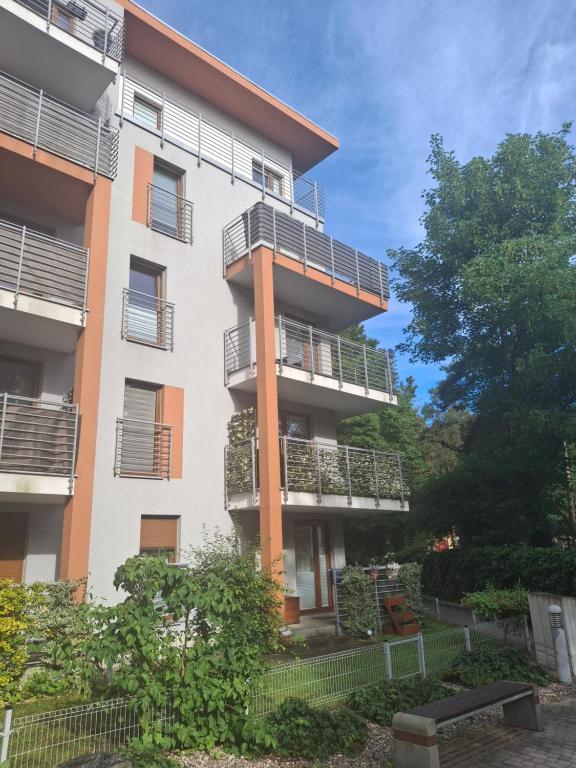 un condominio con balconi sui lati di Easy a Gdynia