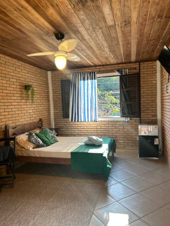 a bedroom with a bed and a ceiling fan at Flats na praia de Trindade Paraty flats nazar in Paraty