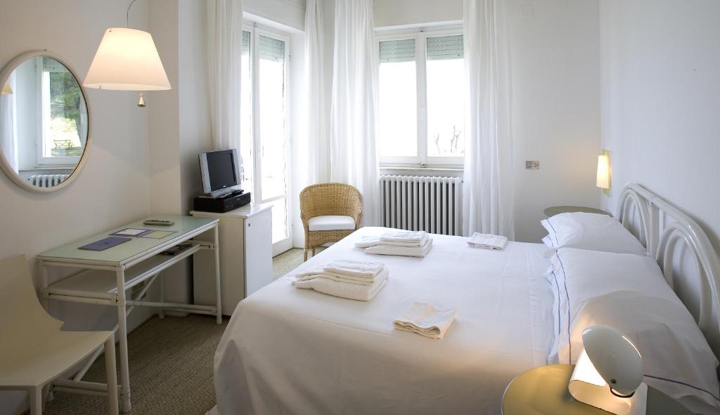 Кровать или кровати в номере Hotel Emilia
