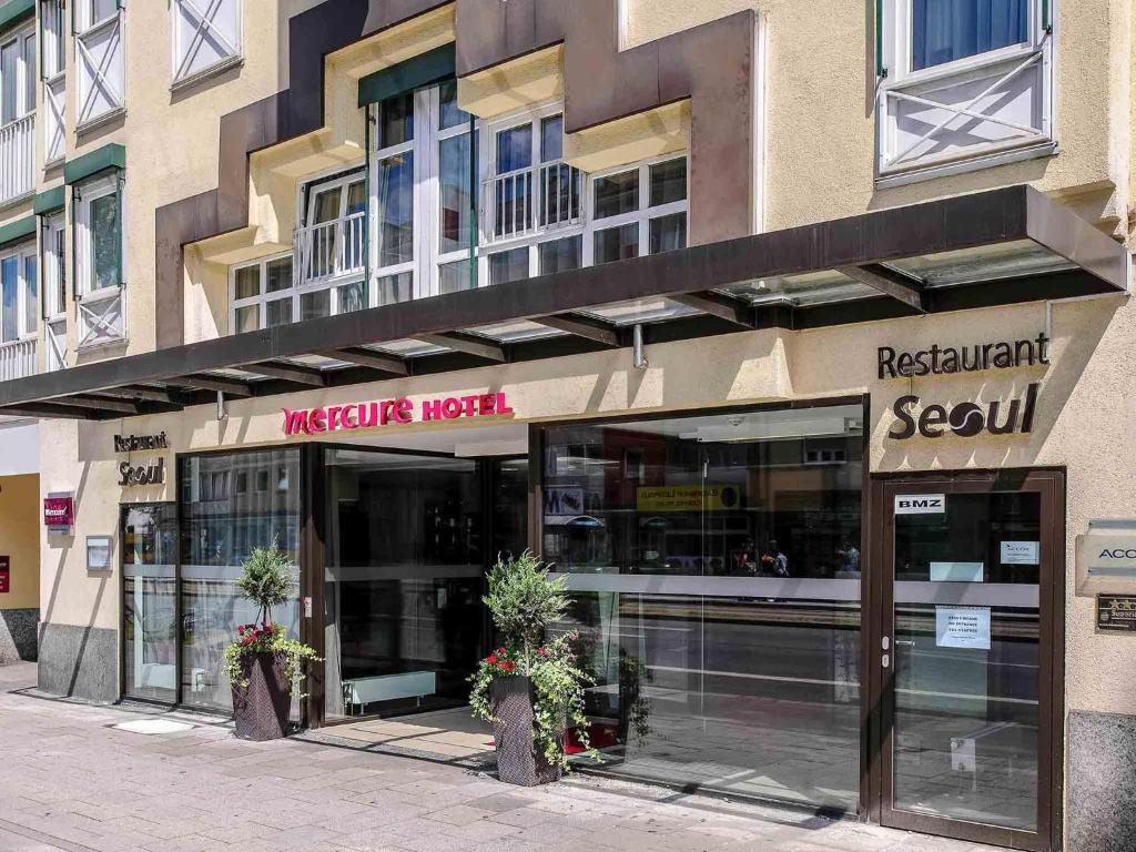a facade of a building with a restaurant seymour hotel at Mercure München City Schwabing in Munich