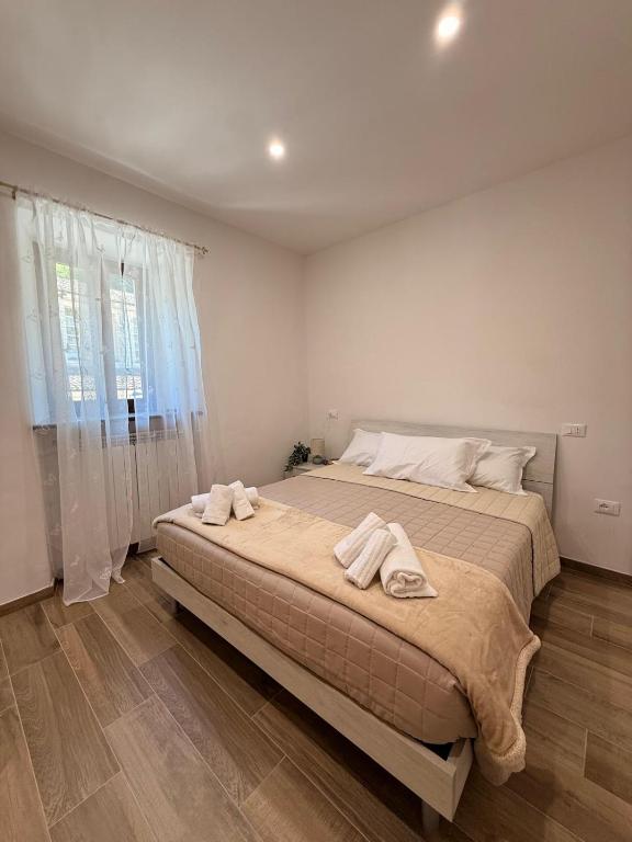 a bedroom with a large bed with towels on it at Casa Ma&Emy in Roccaporena