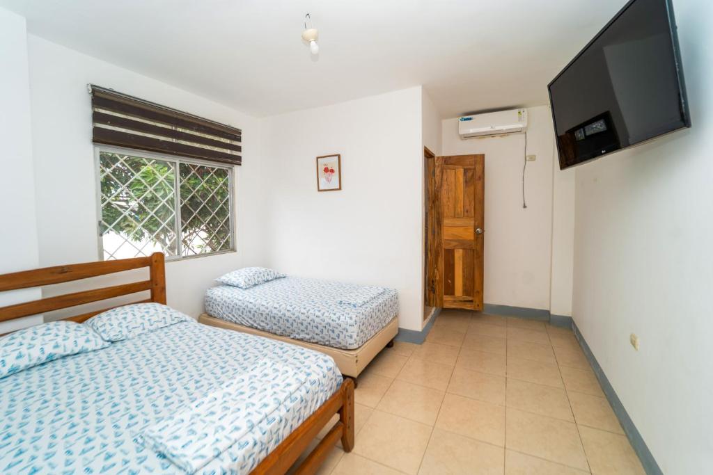 En eller flere senge i et værelse på Liza, habitación privada de Flor de Lis Beach House