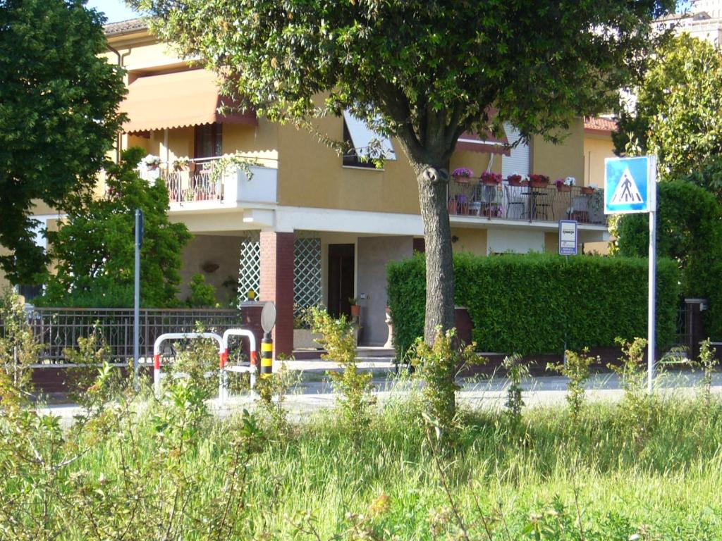 a building with a tree on the side of a street at Residence Casa Berti in Spello