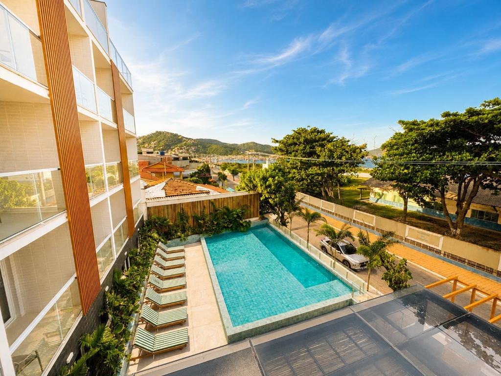 an overhead view of a swimming pool on a building at Arraial Concept Hotel in Arraial do Cabo