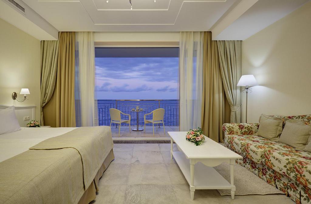 クルパティにあるНоtеl Palmira Palace Yaltaのベッドとソファ付きのホテルルーム