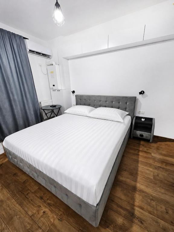 a bedroom with a large white bed in a room at Studio ANA Saturn 1 in Saturn