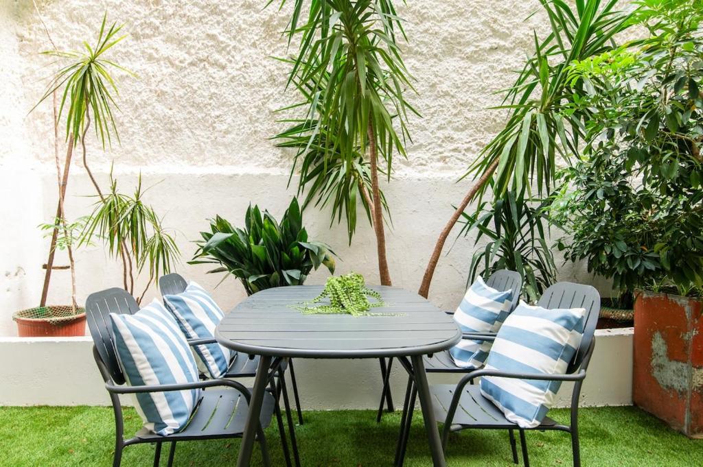 Lenny's 2BR Hideaway with Private Garden
