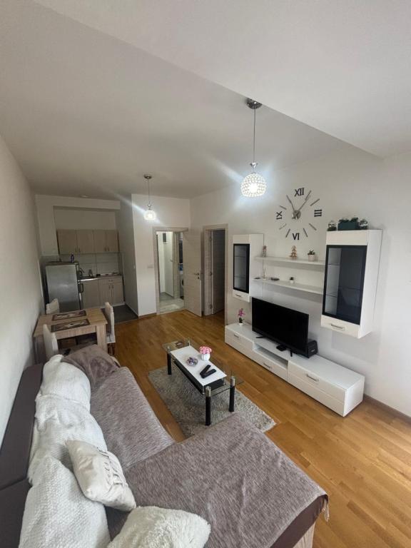 a living room with a couch and a tv at Kapije Uba 51 in Ub