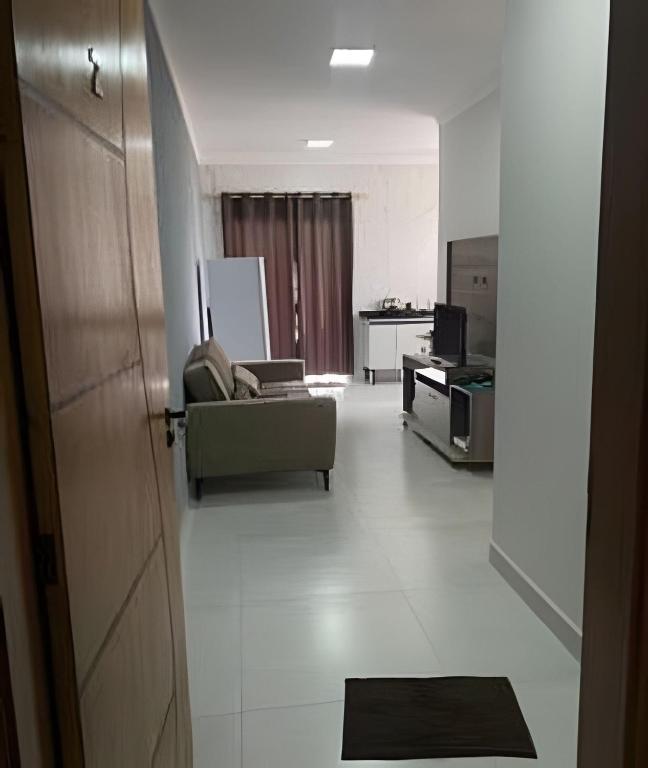 a living room with a couch and a table at loft espaço inteiro 1 quarto c/ ar condicionado in Indaiatuba