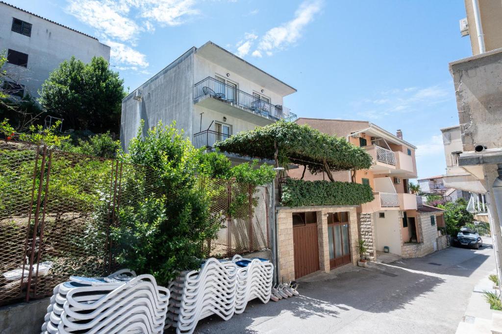 a building with chairs in front of it at Apartment Bogomir in Podgora