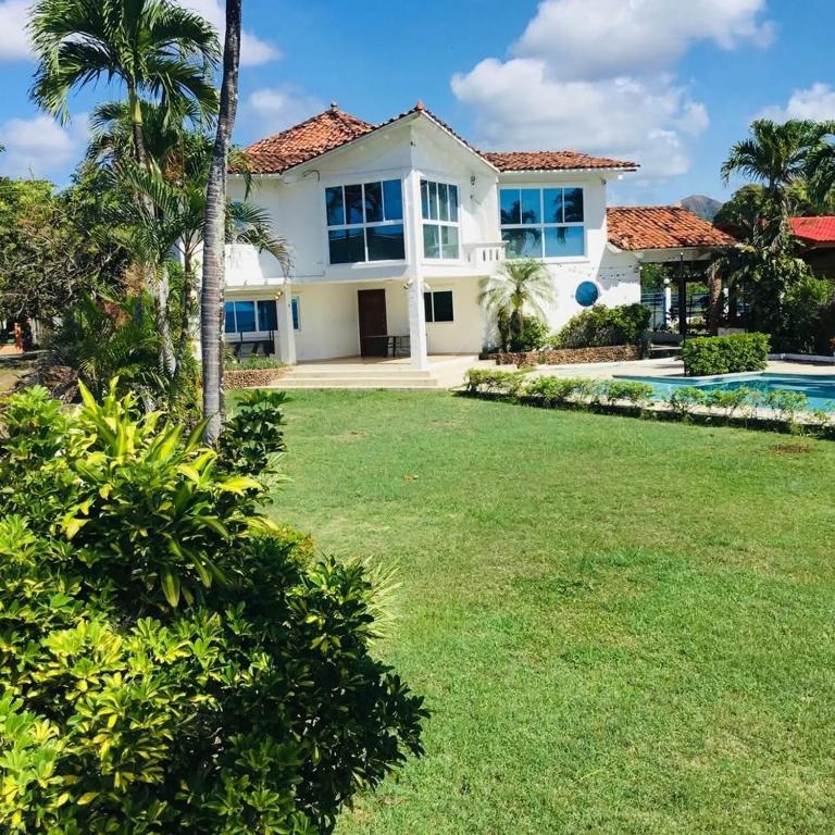 a house with a yard and a swimming pool at Casa Malibú Gorgona in Nueva Gorgona