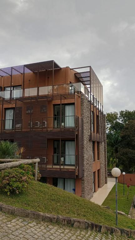 a brick building with windows on the side of it at Apartamento Residence Ecoresort Capivari in Campina Grande do Sul