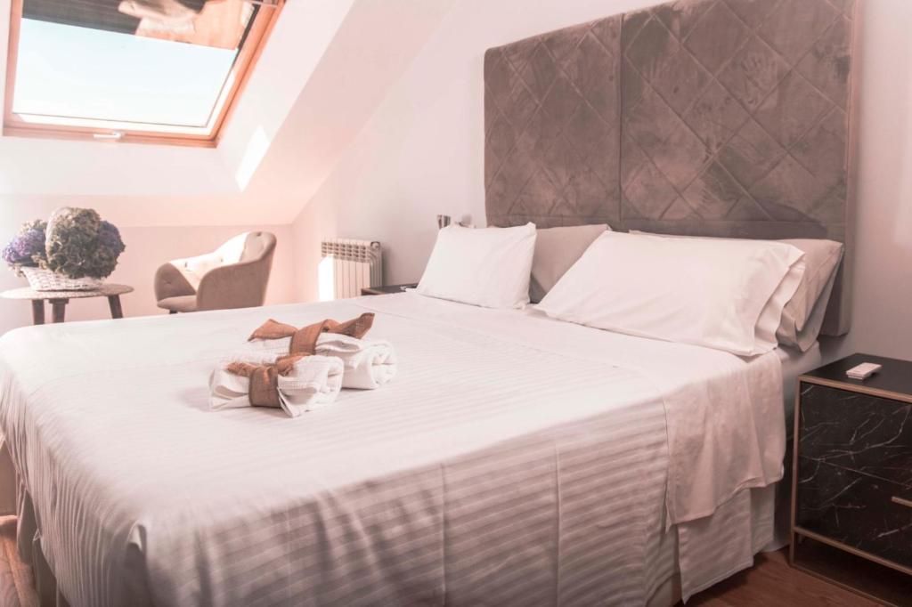 a bedroom with a bed with two teddy bears on it at Golden Vedra Residences in Pontevedra