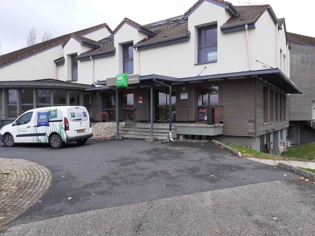 Ein weißer Lieferwagen parkte vor einem Haus in der Unterkunft ibis Styles Sarrebourg in Sarrebourg