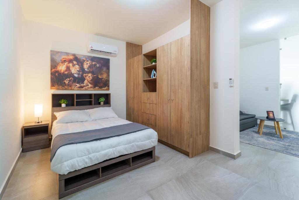Un pat sau paturi într-o cameră la Departamento con WiFi y aire acondicionado Ubicado a 1 min de CAS