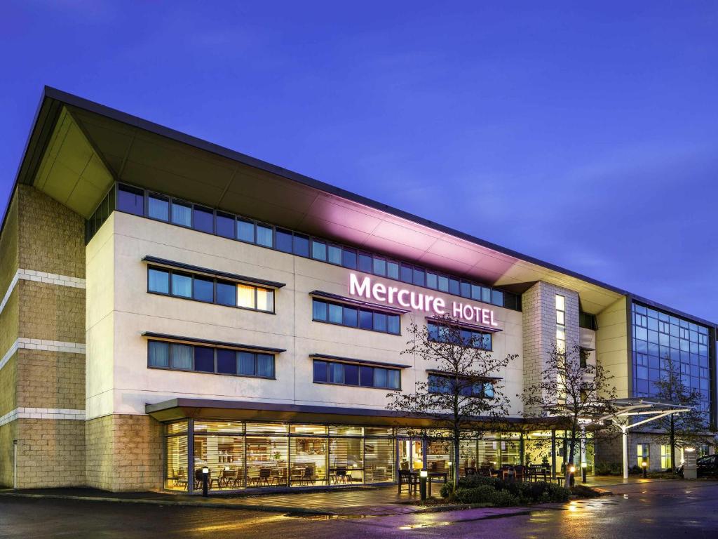 a night view of the metroknife hotel at Mercure Sheffield Parkway in Sheffield