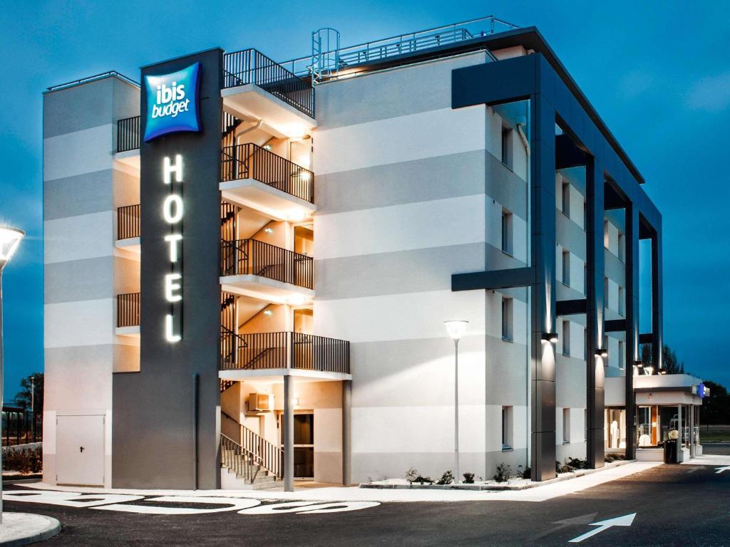 a building with a hotel sign in front of it at Ibis Budget Valence Sud in Valence