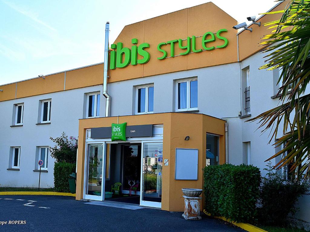 a building with a kids sticks sign on it at ibis Styles Gien in Gien