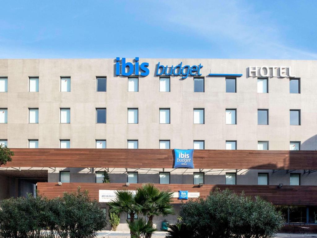 a hotel with a sign on the front of it at ibis budget Sète centre in Sète